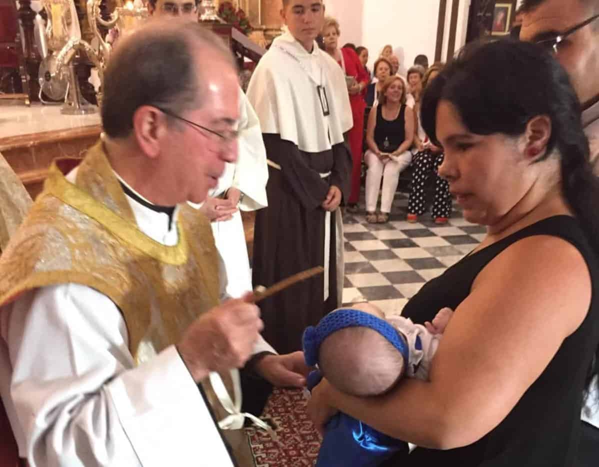 Presentación de niños recién nacidos a la Virgen del Carmen el 15 de julio  | Venerable y Real Hermandad de Nuestra Señora del Carmen Coronada