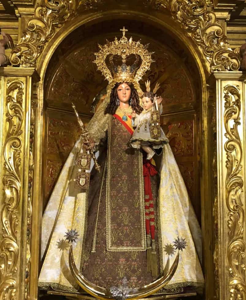 La Virgen del Carmen en su retablo