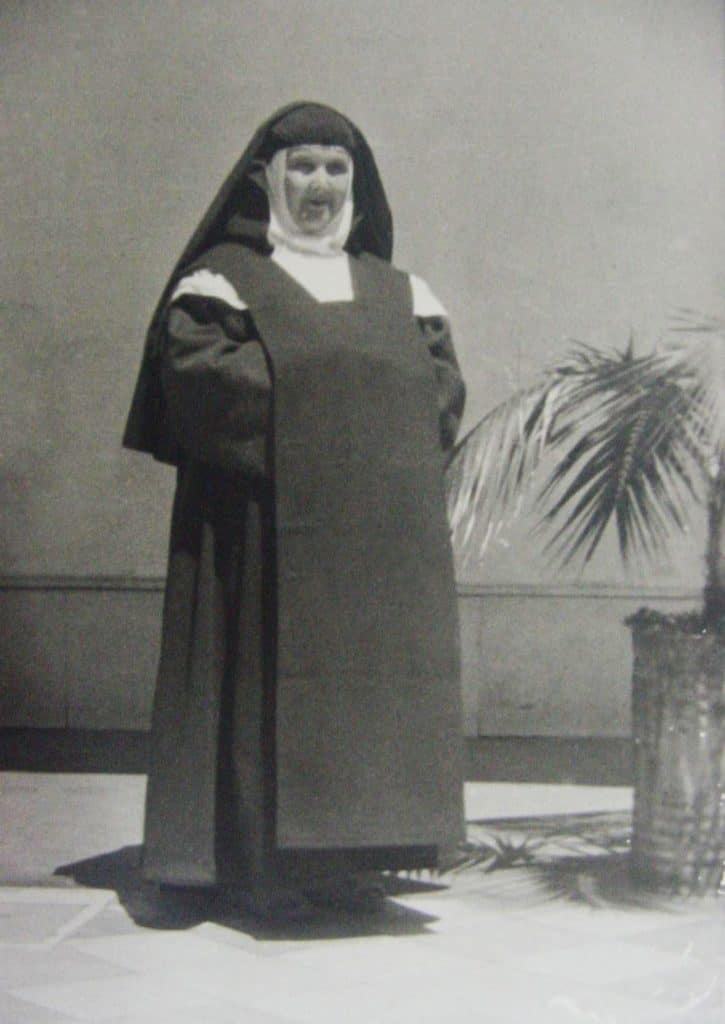 Hermana Cristina en el patio del Convento isleño