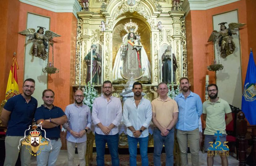 Una representación de la Banda de Música de La Paz de Málaga visita a la Virgen del Carmen